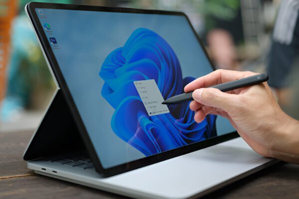 مزايا ويندوز 11 مقارنة مع macOS: لماذا يتفوق على سيكويا؟ مزايا ويندوز 11 مقارنة مع macOS