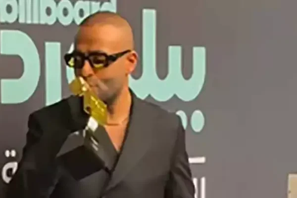 تامر عاشور يرد على الانتقادات بعد فوزه بجائزتين في حفل بيلبورد عربية تامر عاشور